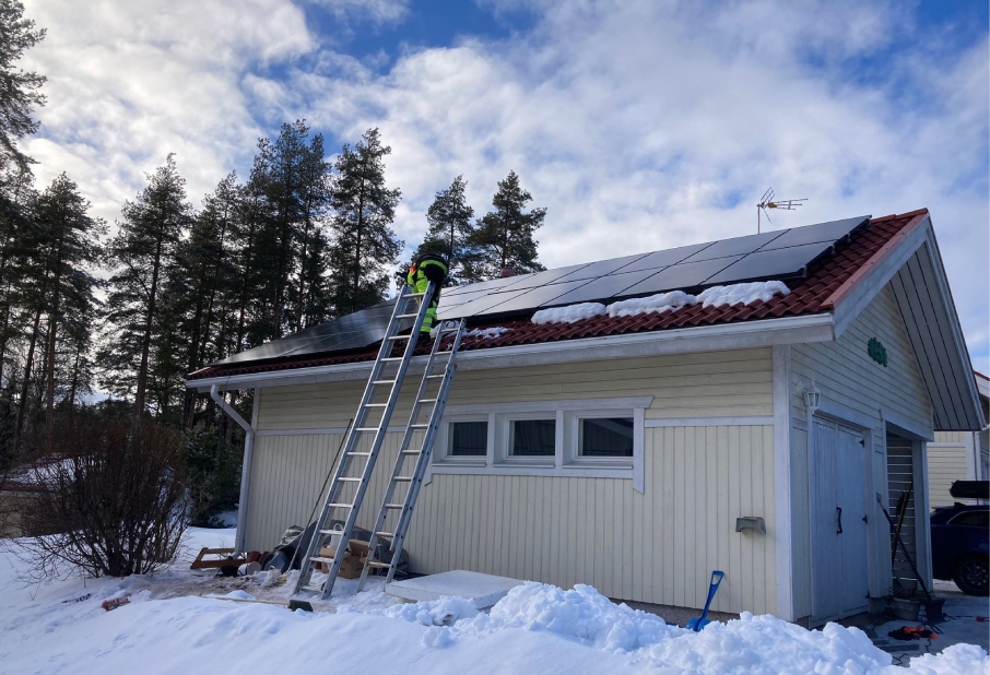 Aurinkopaneeleita talon katolla
